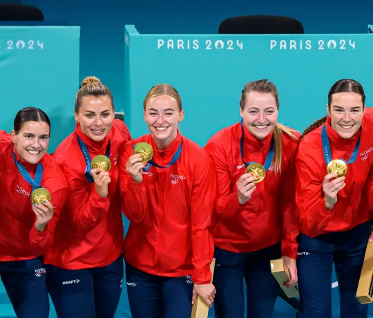 Norwegische Handball-Nationalmannschaft der Frauen hält bei den Olympischen Spielen in Paris 2024 ihre Goldmedaille in die Kamera.