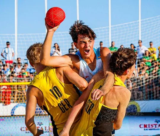 Beachhandballer setzt zum Wurf an