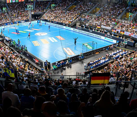Überblick über gefüllte Porsche-Arena bei einem Handballspiel
