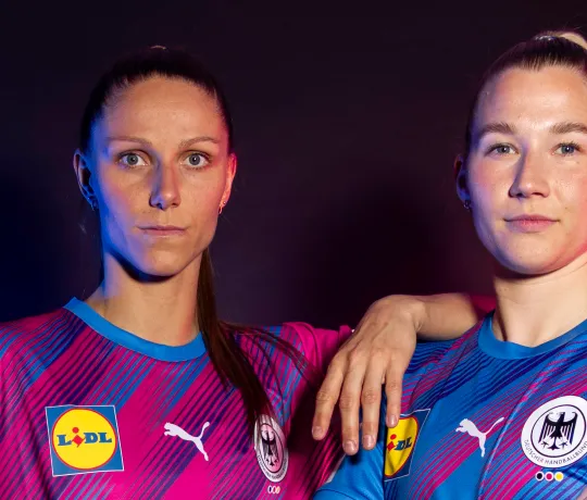 Xenia Smits und Kathi Filter gucken beim Shooting seriös in die Kamera-