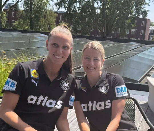 Xenia Smits und Antje Döll beim Medientermin in Rotterdam. - Foto: Laurin Melms