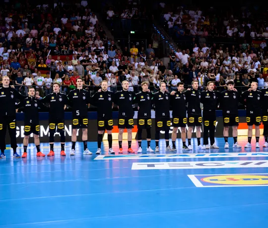 Männernationalmannschaft bei der Hymne