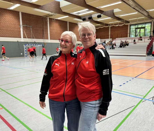 Das Kampfgericht mit der Aktionsjacke von handball.net