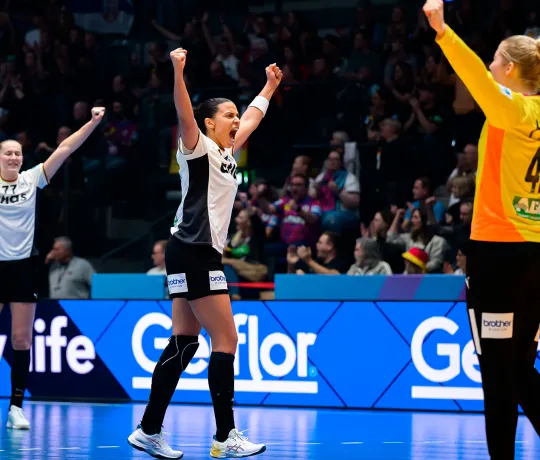 Drei Spielerinnen jubeln über den Sieg.