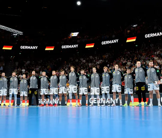 Männliche Handball-Nationalmannschaft bei der Hymne
