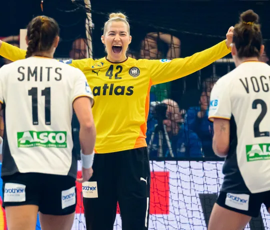 Xenia Smits und Emily Vogel jubeln mit Torfrau Katharina Filter.