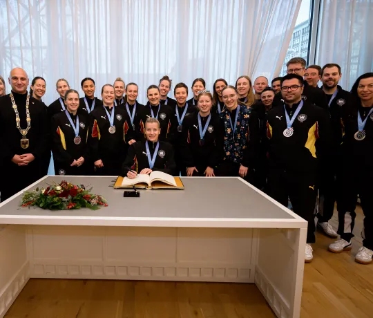 Die deutsche Frauen-Nationalmannschaft trägt sich in das Goldene Buch der Stadt Dortmund ein. - Foto: Marco Wolf