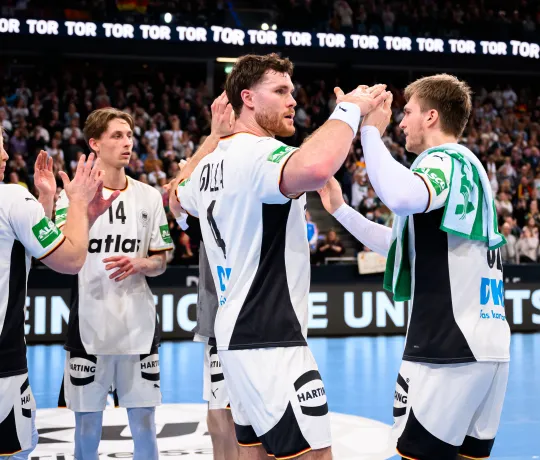 Handball-Nationalmannschaft klatscht sich ab
