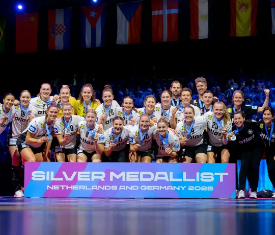 Die Frauen-Nationalmannschaft bejubelt WM-Silber. - Foto: Marco Wolf