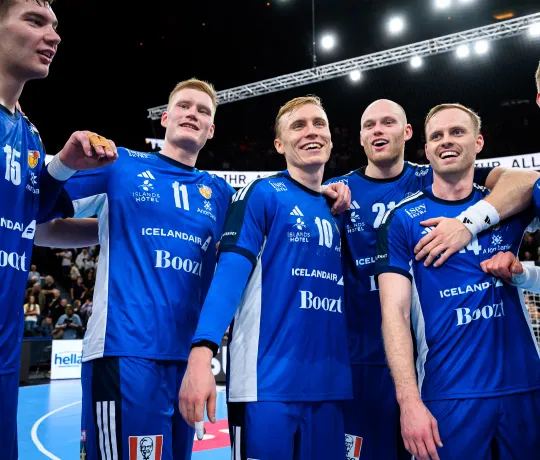 Lachende isländische Handball-Nationalspieler nach einem Sieg.