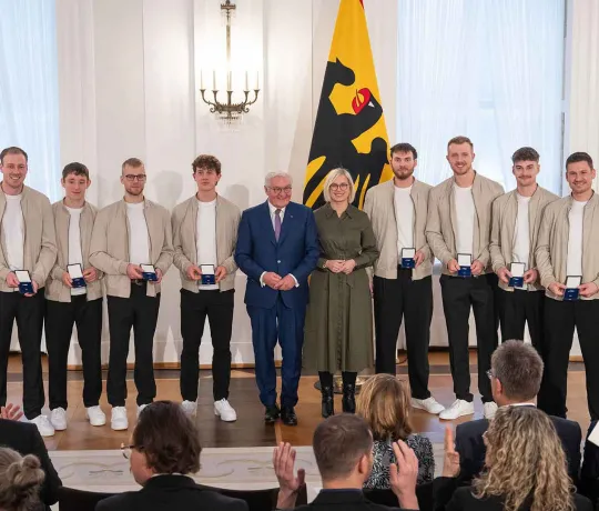 Der Bundespräsident im Gruppenbild mit den Beachhandball-Männern.