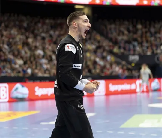 Kroatischer Handball-Torhüter Kuzmanovic jubelt.