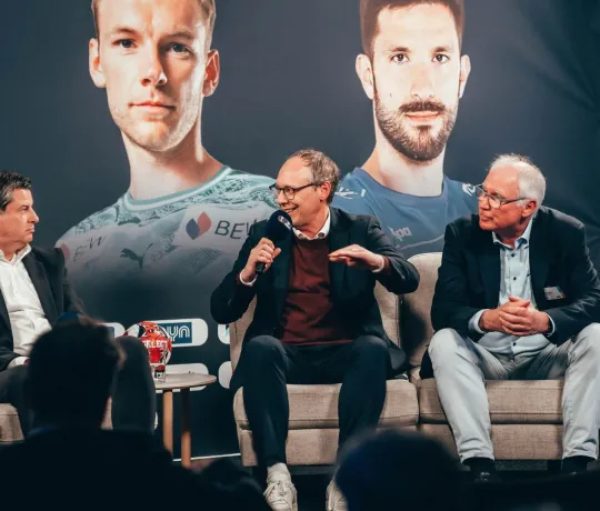 Mark Schober (Mitte) im Gespräch mit Christian Seifert und Uwe Schwenker. - Foto: Julian Huke Photography 