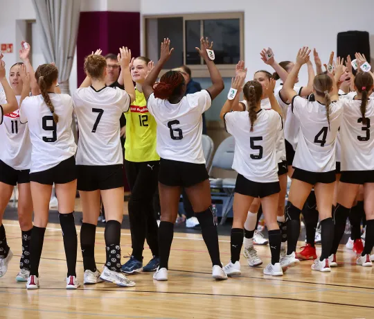 Die U16w feiert einen Sieg gegen die Schweiz. - Foto: Peter Cseh