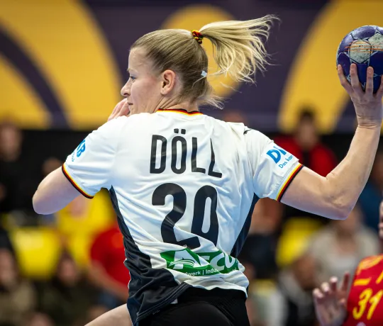 Eine Handballerin beim Wurf auf das Tor