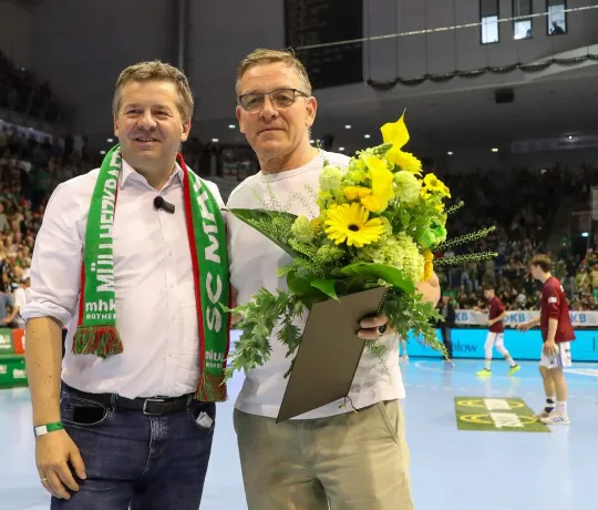 Ministerpräsident Sven Schulze und Bundestrainer Alfred Gislason. - Foto: Franziska Gora/SC Magdeburg