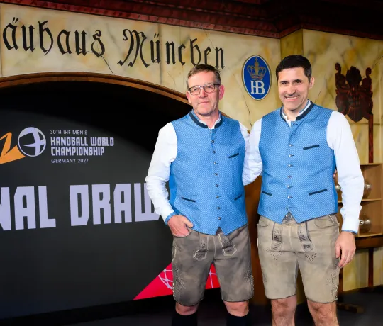 Bundestrainer Alfred Gislason und Vorstand Sport Ingo Meckes bei der Auslosung. - Foto: Marco Wolf