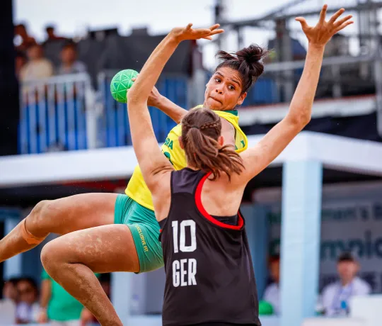 Eine Brasilianerin wirft aufs Tor.