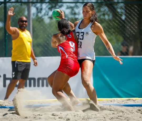 Lucie Kretzschmar blockt die Gegenspielerin