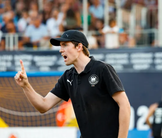 Marten Franke schreit etwas aufs Feld.
