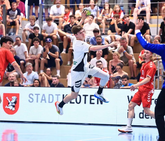 Julien Sprößig gewann mit der deutschen U20 in Kloten bei der Airport Trophy vor zwei Wochen gegen die Schweiz. Am Montag eröffnet die Partie gegen die Eidgenossen die Hauptrunde bei der Europameisterschaft in Rumänien. - Foto: René Weiss