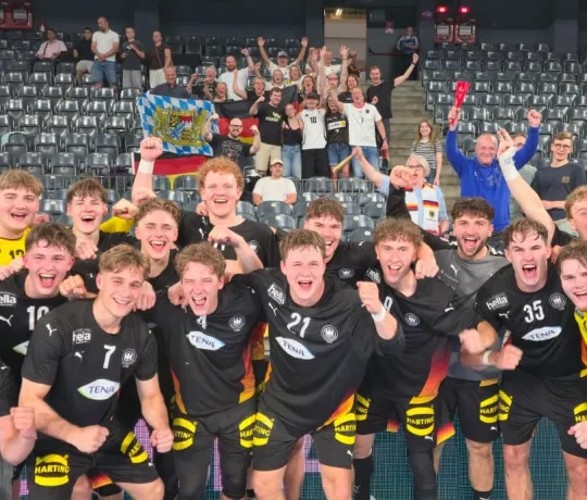 Jubel nach grandiosem Finish: Die DHB-U20 drehte in in den letzten neun Minuten einen Vier-Tore-Rückstand in einen Sieg. - Foto: DHB