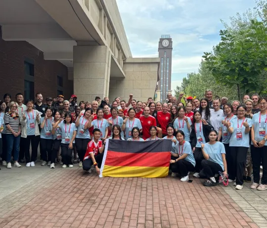 Starkes Kollektiv: Die deutsche Mannschaft genießt in China großartige Unterstützung durch mitgereisten Familien. Auch die Volunteers spüren die große Einheit rund um das Team. - Foto: DHB