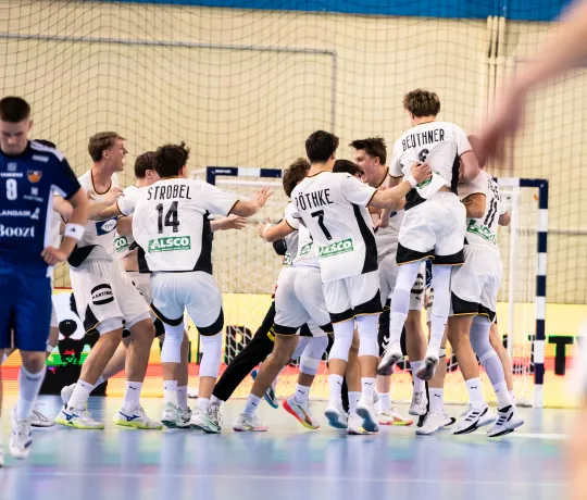 Jubel bei der U18m nach dem Halbfinaleinzug. - Foto: Dragana Stjepanovic