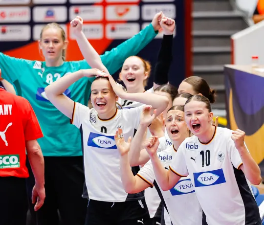 Die Freude ist zurück auf der deutschen Bank: Die DHB-Auswahl setzte sich bei der WM verdient gegen Slowenien durch. - Foto: Kolektiff