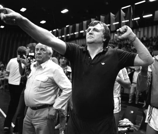 Klaus Brandt jubelnd als Trainer des VFL Gummersbach 