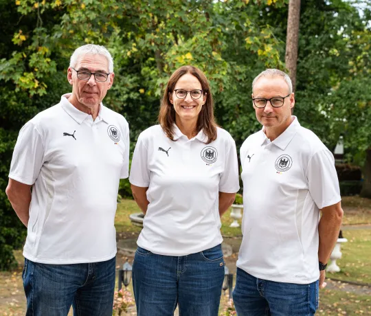 Gino Smits und Christopher Nordmeyer gemeinsam mit Heike Ahlgrimm, Chef-Bundestrainerin Nachwuchs weiblich. - Foto: Niklas Köppen