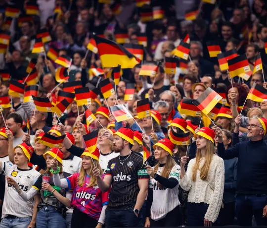 Jubelnde Fans mit Deutschlandfahnen