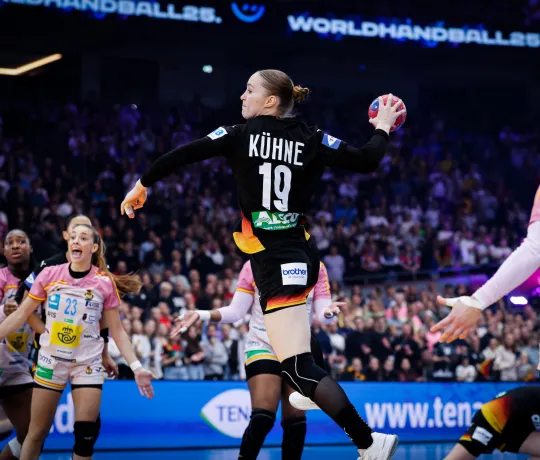 Eine Handballspielerin beim Sprungwurf auf das Tor. 