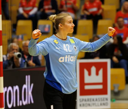 Eine Torhüterin im Handballtor