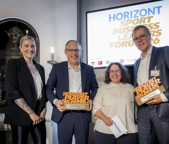 Mark Schober (Zweiter von links) und Martin Heuberger (rechts) erhielten auf dem HORIZONT Sportbusiness Award 2026 die Auszeichnung "Player des Jahres"