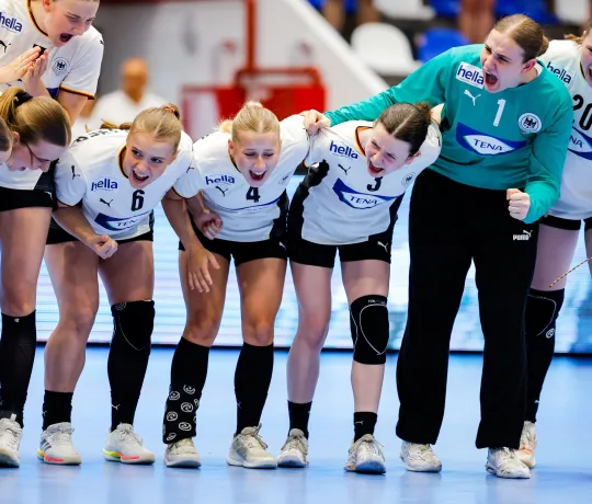 Die weibliche U19 Nationalmannschaft schwört sich ein.