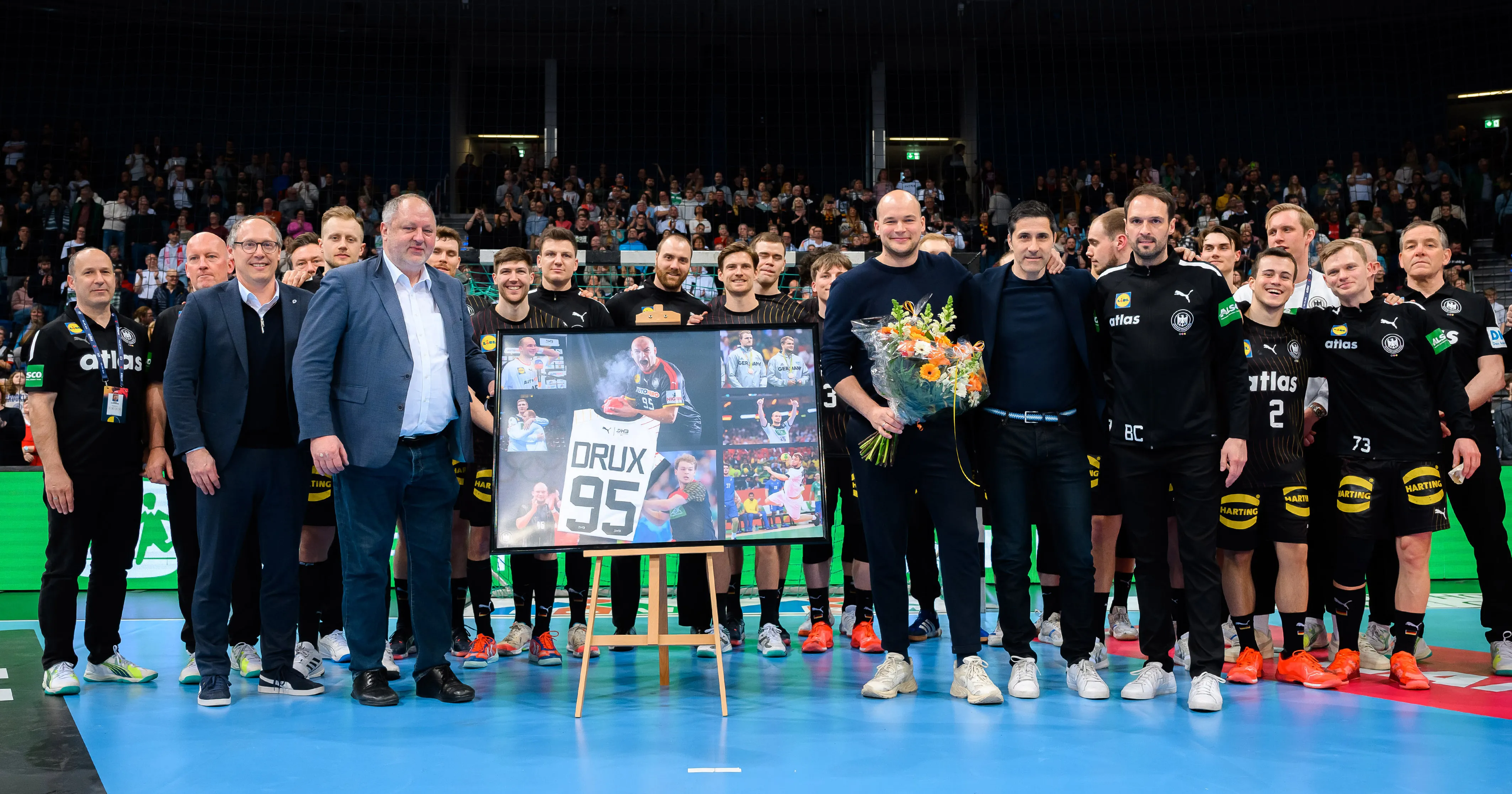Paul Drux im Kreise der Nationalmannschaft. - Foto: Marco Wolf