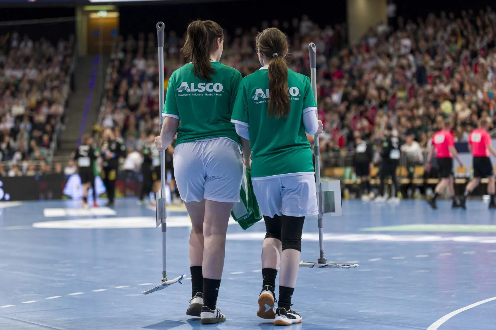 Zwei Wischer laufen aufs Feld