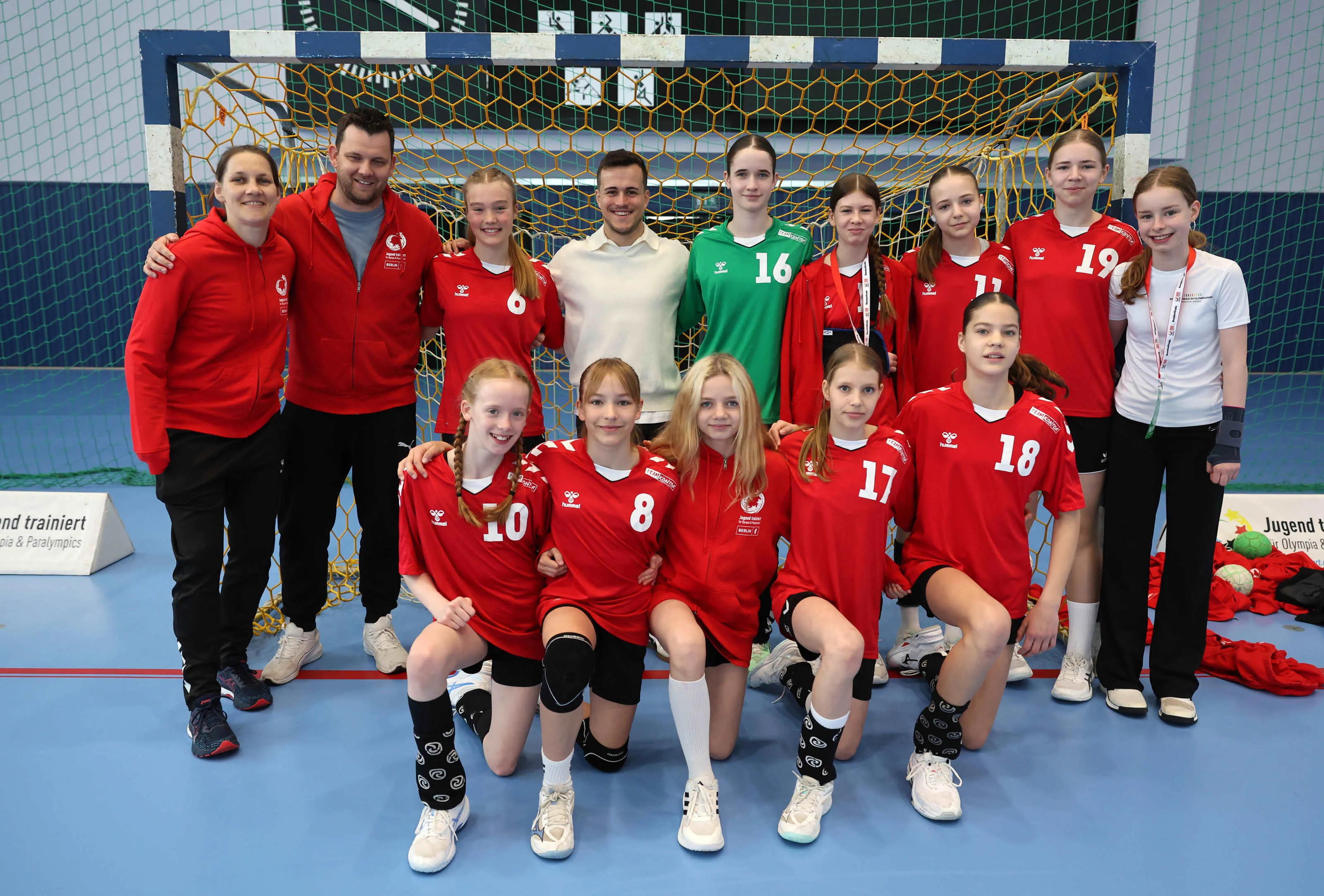 Tim Freihöfer mit einer Schule aus Berlin. - Foto Deutsche Schulsportstiftung/sampics