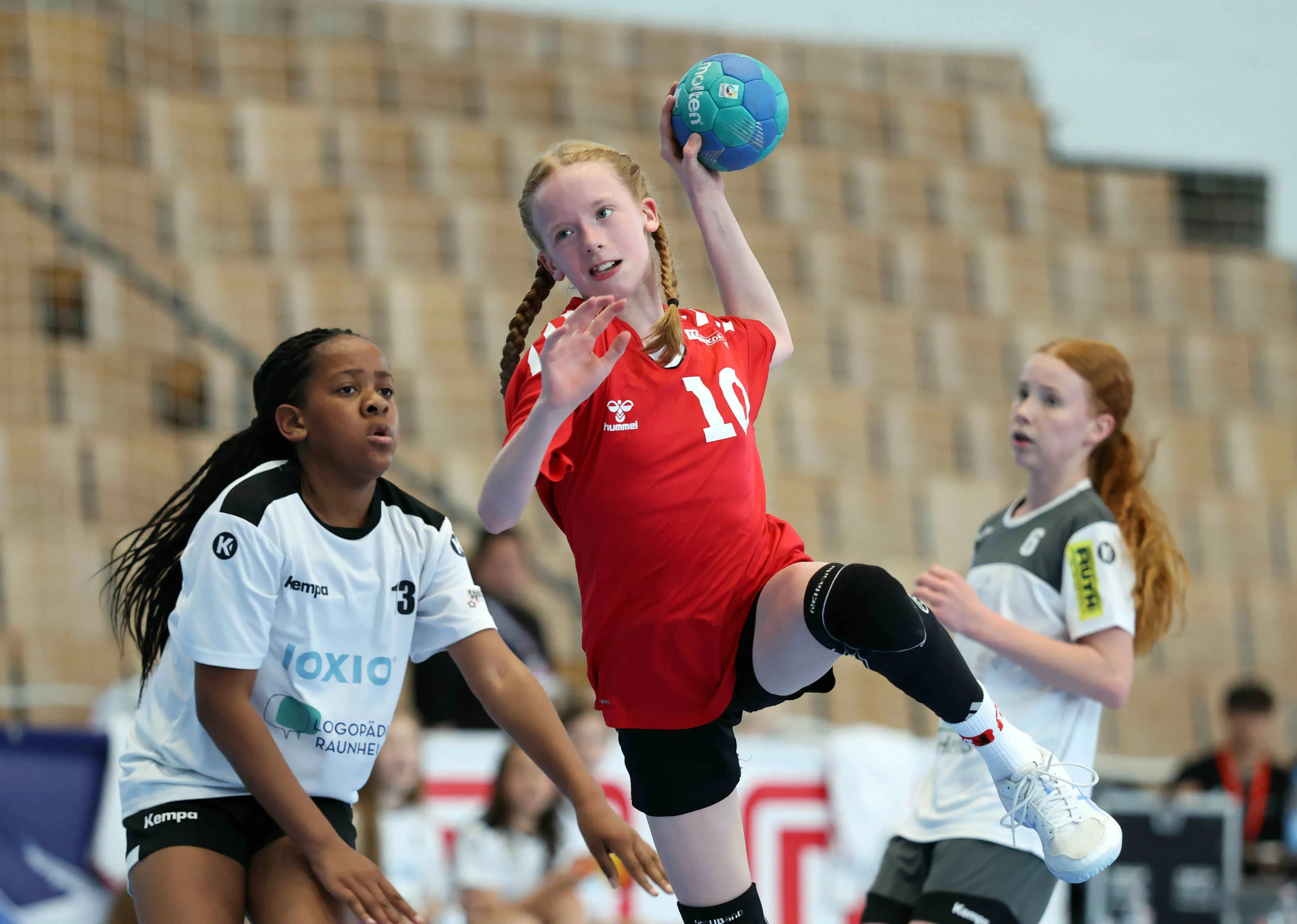 Handball-Action in der Mädchen-Konkurrenz. - Foto: Deutsche Schulsportstiftung/sampics