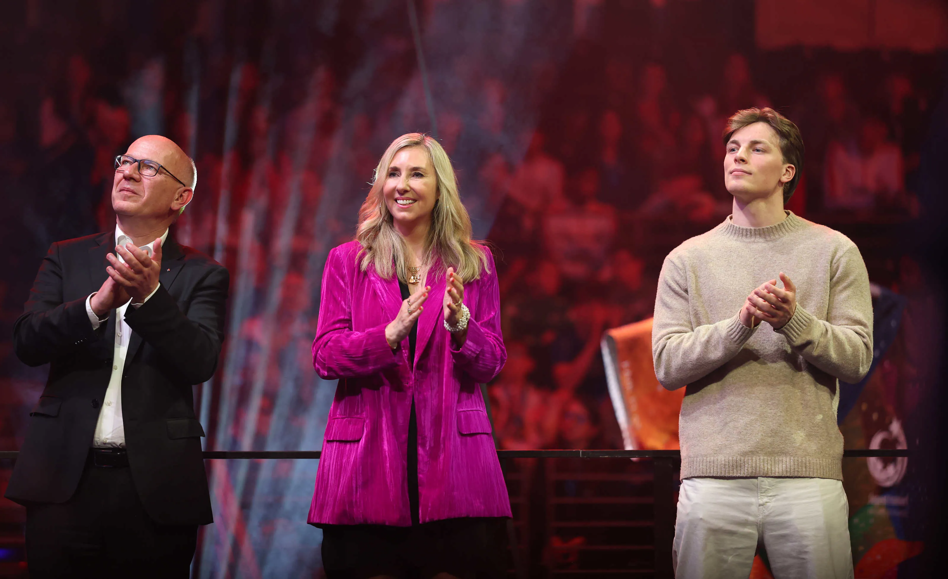 Berlins regierender Bürgermeister Kai Wegner und Anna Stolz, Präsidentin der Bildungsministerkonferenz, und Nils Lichtlein. - Foto: Deutsche Schulsportstiftung/sampics