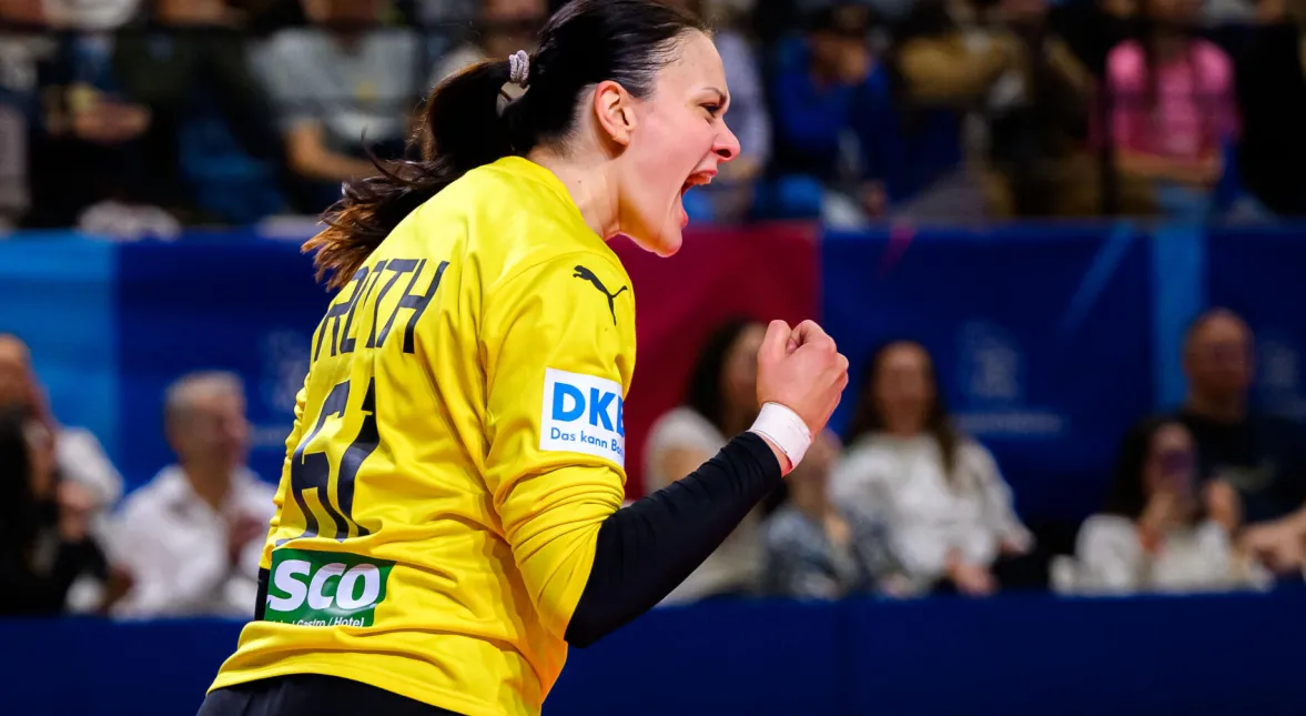 Nicole Roth bejubelt eine Parade