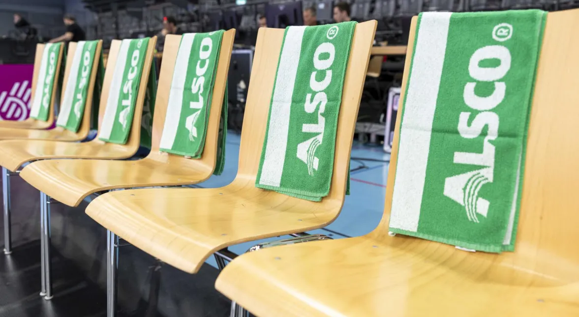 Handtücher über Stühlen