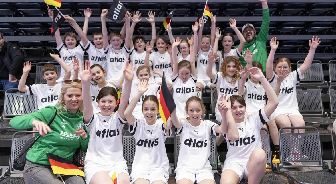 Jubelnde Einlaufkinder auf der Tribüne