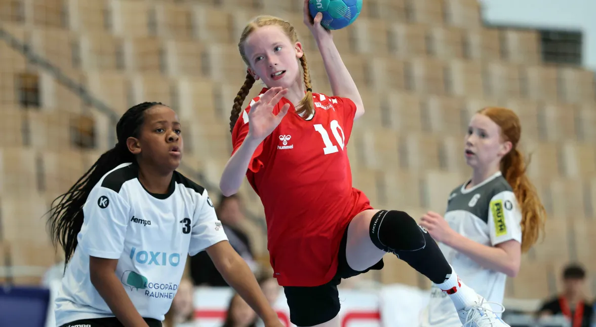 Handball-Action in der Mädchen-Konkurrenz. - Foto: Deutsche Schulsportstiftung/sampics