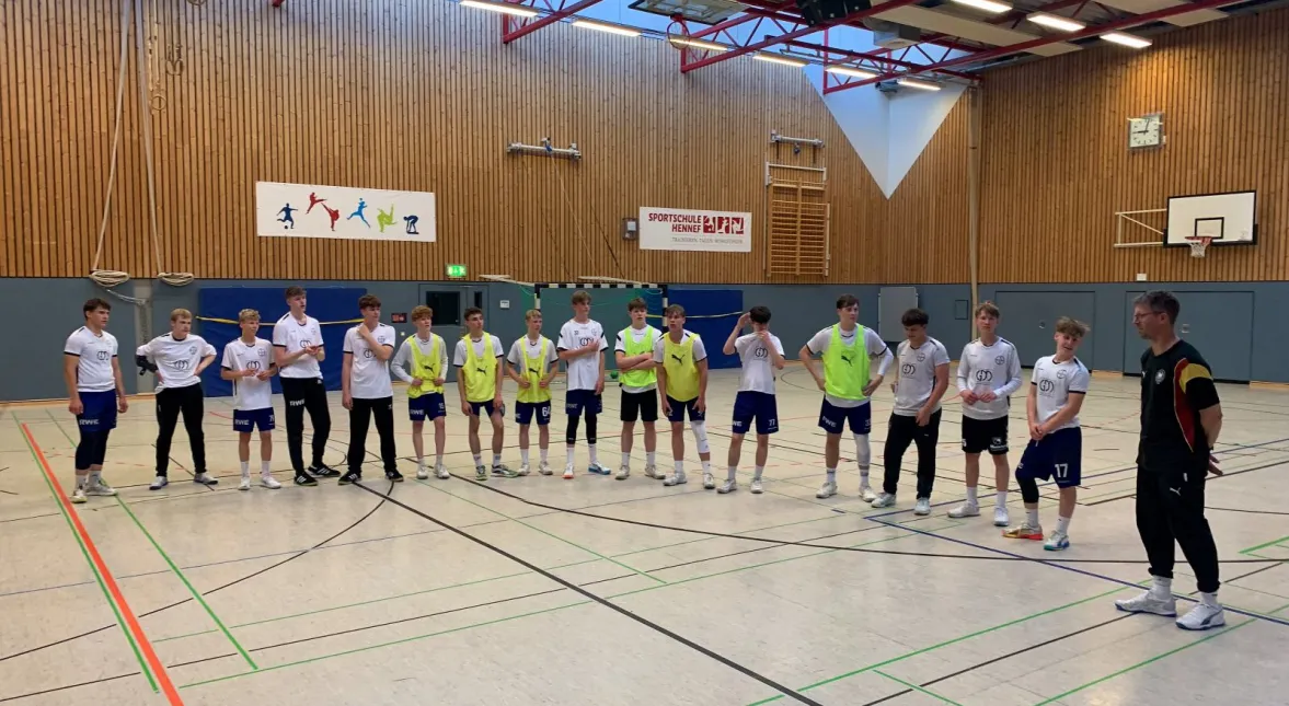 Demoteam mit Frauen-Bundestrainer Markus Gaugisch. - Foto: Dr. Cornelius Väth