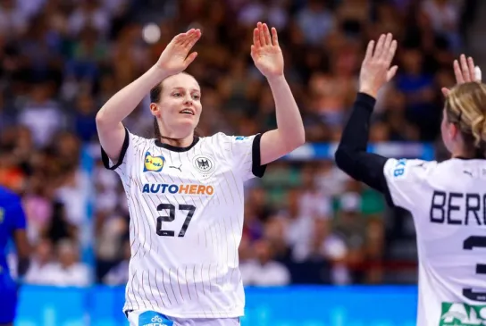 Julia Maidhof und Amelie Berger klatschen ab.