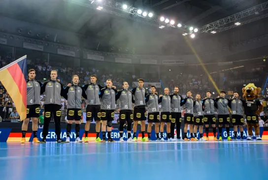 Die Männer-Nationalmannschaft bei der Hymne. 