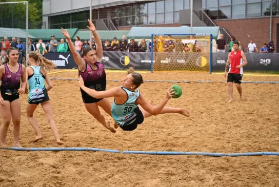 Eine Spielerin der Brüder Ismaning beim Wurfversuch. 