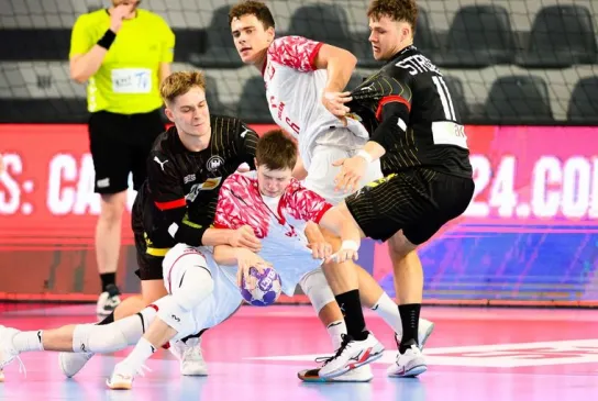 Alles im Griff - Leonard Zink (links) und Kapitän Bennet Strobel (rechts) lassen ihren polnischen Gegenspieler keinen Raum zur Entfaltung.